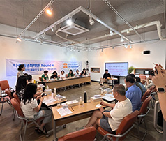 '나주문화재단 Round N' 현수막이 걸린 회의실에서 여러 명의 패널이 테이블에 앉아 있고, 그 앞에 청중들이 앉아 토론회에 참여하는 모습