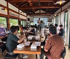 전통 한옥 스타일의 실내에서 참여자들이 테이블에 앉아 음료를 즐기며 전면 스크린의 프레젠테이션을 경청하고 있는 문화 행사 현장