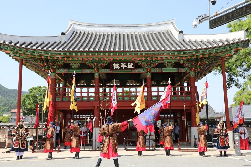 1. 지난 17일 진행된 ‘수문장, 나주성(城)에 서다’ 프로그램이 조선시대 군사문화를 생생하게 재현하며 관광객들의 시선을 사로잡았다.